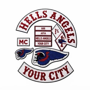 Puede incluir: Un conjunto de parches bordados que incluye un rocker superior blanco arqueado con texto rojo HELLS ANGELS, un rocker inferior blanco con texto rojo YOUR CITY, un parche rectangular MC, cuatro parches rectangulares apilados y dos emblemas de calaveras aladas.