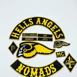 Può includere: Una collezione di toppe ricamate che include un grande rocker ad arco Hells Angels, un rocker Nomads, un emblema con teschio alato e toppe più piccole con il testo Hells Angels, Nomads, 666, AFFA, MC e simboli 1% in filo giallo e nero.