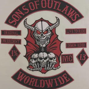 Könnte beinhalten: Ein Set aus gestickten Aufnähern mit einer großen zentralen Grafik eines gehörnten Schädels mit roten Akzenten. Der Text umfasst SONS OF OUTLAWS, WORLDWIDE, ORIGINAL, PRESIDENT, LIVE TO RIDE, DEMON RIDER, 1%, 13 und MC. Die Aufnäher sind schwarz mit roten Rändern und Schriftzügen.