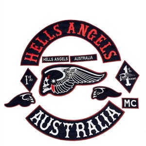 Puede incluir: Un conjunto de parches bordados que incluye un rocker superior arqueado HELLS ANGELS y un rocker inferior AUSTRALIA en rojo y negro. Incluye un emblema central de calavera alada, dos parches de diamante 1%, dos parches de alas más pequeños y etiquetas de texto MC.