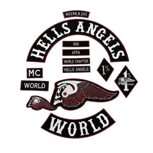 Può includere: Una collezione di toppe ricamate con le scritte HELLS ANGELS, NOMADS, MC, WORLD, 666, AFFA, WORLD CHAPTER e 1% HAMC. Il set include un grande emblema con teschio alato, un teschio alato più piccolo e toppe a forma di rombo con ricami bianchi su tessuto nero con bordi rossi.