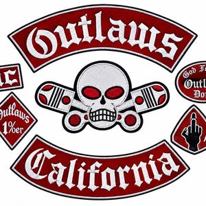 Puede incluir: Un conjunto de parches bordados que incluye un gran rocker arqueado rojo y blanco de Outlaws, un rocker de California, una calavera central con pistones cruzados, un parche rectangular MC, un parche de diamante 1%er, un parche ovalado God Forgives Outlaws Don't y un escudo.