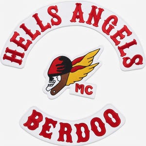 Może przedstawiać: Zestaw trzech haftowanych naszywek zawierający biały, łukowaty górny rocker z czerwonym napisem HELLS ANGELS, centralny emblemat uskrzydlonej czaszki w kolorach czerwonym, żółtym i czarnym oraz biały, łukowaty dolny rocker z czerwonym napisem BERDOO.