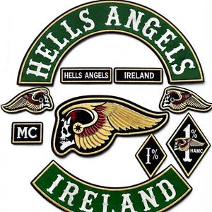 Può includere: Una collezione di toppe ricamate che include un grande rocker superiore verde arcuato con testo bianco HELLS ANGELS, un rocker inferiore abbinato con la scritta IRELAND, un emblema centrale con teschio alato, due piccole ali con teschio, MC e toppe a rombo 1%.