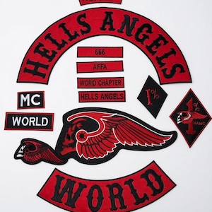 Può includere: Una collezione di toppe ricamate con un grande rocker rosso e nero Hells Angels, una linguetta Nomads e un rocker World. Include toppe rettangolari con testo 666, AFFA, World Chapter, Hells Angels, MC e World, oltre a due toppe con teschio alato e due toppe a forma di diamante 1%.