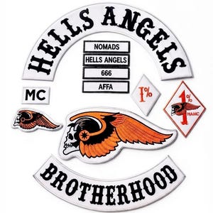 以下が含まれることがあります： HELLS ANGELSとBROTHERHOODの黒い文字が入った大きな白いアーチ、オレンジと黒の翼のある頭蓋骨のエンブレム、NOMADS、666、AFFA、MCと書かれた小さな長方形のパッチを含む、刺繍パッチのコレクション。