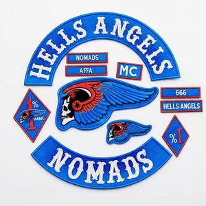 Può includere: Una collezione di toppe ricamate con disegni blu e rossi e testo bianco. Il set include una grande toppa ad arco HELLS ANGELS, un rocker NOMADS, emblemi con teschi e ali e toppe rettangolari con testo come MC, 666 e AFFA.