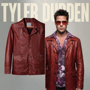 Puede incluir: Una chaqueta de cuero rojo oscuro con cuello, cierre frontal de botones y dos bolsillos con solapa. El texto TYLER DURDEN aparece en el fondo, y la chaqueta se muestra tanto en una percha como puesta con una camisa estampada y gafas de sol.
