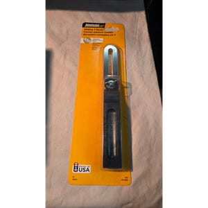 Puede incluir: Una escuadra corrediza en T de la marca Johnson con mango negro y hoja de metal plateado, empaquetada en una tarjeta amarilla. El empaque muestra el texto Johnson, Sliding T-Bevel y Made in USA con una medida visible de 20 cm.