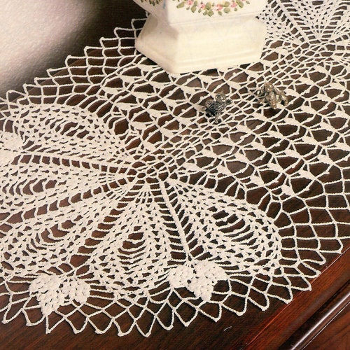 Lacy Flower-Petalled Table Runner Pattern