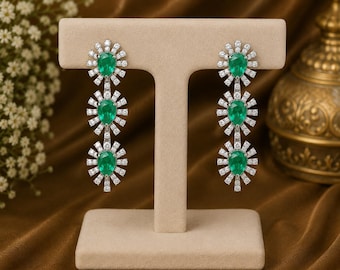 Pendientes colgantes de oro blanco de 18 quilates con esmeraldas, diamantes y forma de pera / Joyería tipo candelabro con piedras preciosas naturales