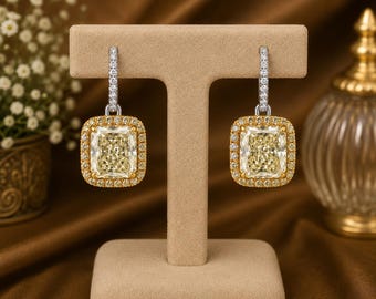 Pendientes colgantes de diamantes amarillos fantasía talla radiante de 4,02 quilates en total, oro de 18 quilates, aro con halo de diamantes.