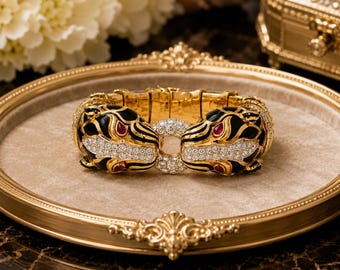 Pulsera de platino y oro de 18 quilates con doble cabeza de león / Brazalete de esmalte negro, diamantes y rubíes