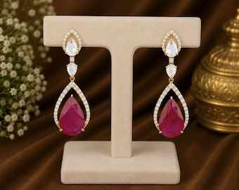 Pendientes colgantes de oro amarillo de 18 quilates con rubíes en forma de pera y diamantes tipo halo / Joyería de lujo para aniversario