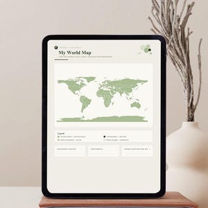 Könnte beinhalten: Ein digitales Tablet mit einer My World Map Vorlage und einer salbeigrünen Weltkarte. Der Bildschirm enthält eine Legende zur Markierung besuchter Länder, Traumziele, Lieblingsorte und Reiserouten sowie Felder für zusätzliche Notizen.