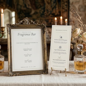 Op de afbeelding: Een gouden, sierlijke fotolijst met een Fragrance Bar-bord naast een hoge menukaart met geurnoten. De opstelling bevat verschillende glazen parfumflesjes met gouden stoppen, gevuld met amberkleurige vloeistof en kleine glazen trechters.