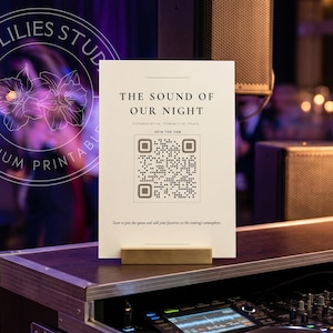 Puede incluir: Un letrero rectangular blanco sobre un soporte de metal dorado, con el texto negro THE SOUND OF OUR NIGHT, un código QR y el texto JOIN THE JAM. Debajo del código QR, un texto más pequeño dice Scan to join the queue and add your favorites.