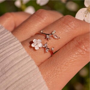 Anillo ajustable con diseño de flor de cerezo, flor de perlas y hoja de circonita cúbica, joyería floral en oro rosa.