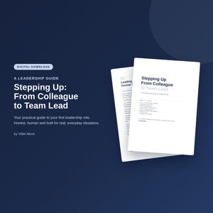 以下が含まれることがあります： Vikki Nicolによるリーダーシップガイドのデジタルダウンロード「Stepping Up: From Colleague to Team Lead」。濃い青色の背景に、暗い文字が書かれた白いページが表示されており、新しいリーダーのための実践的なアドバイスが記載されています。