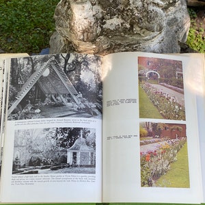 Puede incluir: Una foto en blanco y negro de un jard&iacute;n con un muro de ladrillo y un peque&ntilde;o cenador. El cenador tiene un techo de madera y un dise&ntilde;o de celos&iacute;a. El jard&iacute;n est&aacute; rodeado de &aacute;rboles y arbustos.