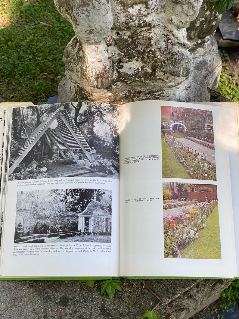 Puede incluir: Una foto en blanco y negro de un jard&iacute;n con un muro de ladrillo y un peque&ntilde;o cenador. El cenador tiene un techo de madera y un dise&ntilde;o de celos&iacute;a. El jard&iacute;n est&aacute; rodeado de &aacute;rboles y arbustos.