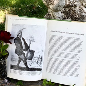 Puede incluir: Una ilustraci&oacute;n en blanco y negro de un hombre que lleva un &aacute;rbol en maceta. El hombre lleva un sombrero y un abrigo largo. La ilustraci&oacute;n es de un libro sobre jardiner&iacute;a.