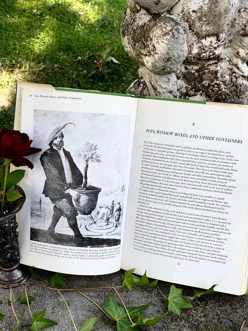 Puede incluir: Una ilustraci&oacute;n en blanco y negro de un hombre que lleva un &aacute;rbol en maceta. El hombre lleva un sombrero y un abrigo largo. La ilustraci&oacute;n es de un libro sobre jardiner&iacute;a.