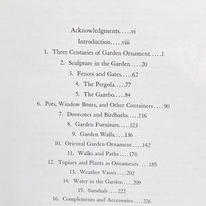 Puede incluir: Un libro titulado "Garden Ornaments and Accessories" con una tabla de contenido que enumera varias caracter&iacute;sticas del jard&iacute;n, incluyendo esculturas, cercas, puertas, p&eacute;rgolas, cenadores, macetas, palomas, ba&ntilde;os de p&aacute;jaros, muebles, muros, paseos, caminos, topiarios, veletas, fuentes de agua, relojes de sol y complementos.