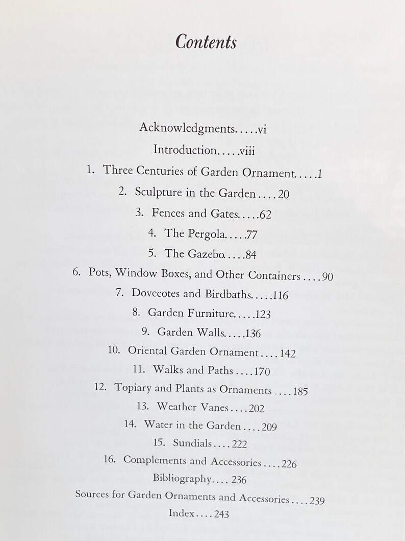 Puede incluir: Un libro titulado "Garden Ornaments and Accessories" con una tabla de contenido que enumera varias caracter&iacute;sticas del jard&iacute;n, incluyendo esculturas, cercas, puertas, p&eacute;rgolas, cenadores, macetas, palomas, ba&ntilde;os de p&aacute;jaros, muebles, muros, paseos, caminos, topiarios, veletas, fuentes de agua, relojes de sol y complementos.