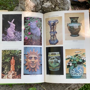 Puede incluir: Un libro abierto en una p&aacute;gina con im&aacute;genes de varios elementos de decoraci&oacute;n de jard&iacute;n. Las im&aacute;genes incluyen un conejo de piedra, una estatua de gato, un pedestal, una urna de bronce, una m&aacute;scara de pino tallada, un asiento de jard&iacute;n de porcelana y una jardinera de porcelana.