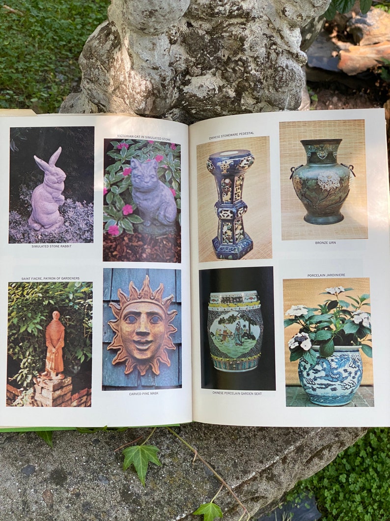 Puede incluir: Un libro abierto en una p&aacute;gina con im&aacute;genes de varios elementos de decoraci&oacute;n de jard&iacute;n. Las im&aacute;genes incluyen un conejo de piedra, una estatua de gato, un pedestal, una urna de bronce, una m&aacute;scara de pino tallada, un asiento de jard&iacute;n de porcelana y una jardinera de porcelana.