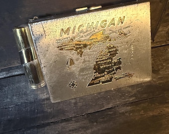 Estuche compacto vintage Evans de los años 40 con mapa de Michigan, portacigarrillos, lápiz labial y espejo. Artículo de colección para fumadores.