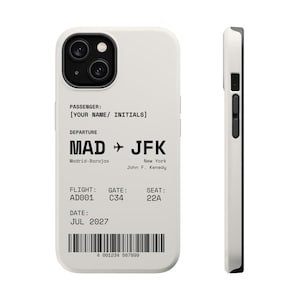 Puede incluir: Una funda de teléfono blanca con un diseño gráfico negro que recuerda a una tarjeta de embarque. El texto incluye PASSENGER: [YOUR NAME/ INITIALS], DEPARTURE MAD a JFK, Madrid-Barajas, New York John F. Kenedy, FLIGHT AD001, GATE C34, SEAT 22A, DATE JUL 2027 y un código de barras.