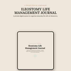 Peut inclure: Une tablette numérique affichant le journal de gestion de vie avec iléostomie, un compagnon numérique privé. L'écran présente le titre et le texte : Organize your everyday life with an ileostomy - tracking supplies, appointments, travel, and how you're really doing.