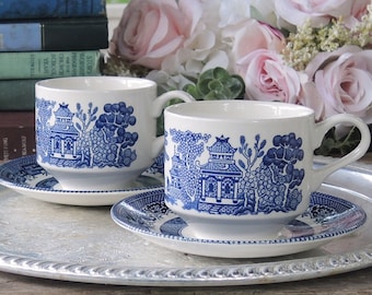 Churchill Blue Willow Ware Juego de 2 tazas de té, juego de tazas de café, fiesta de té de campo francés, taza de fondo plano, apto para microondas y lavavajillas