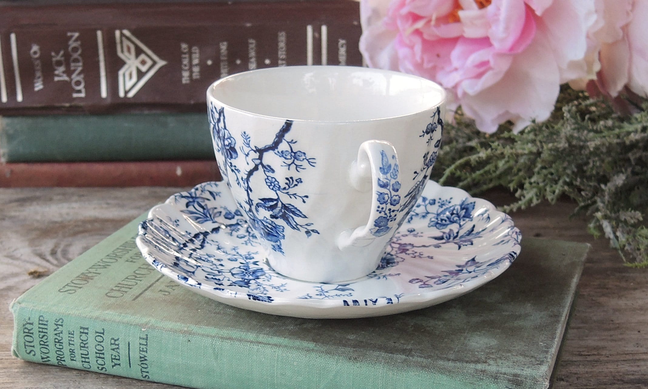 メ*♪様 ジョリーフルール　TeaCup　クラシカルフラワー　ダークブルー　ドレ Johnson Brothers Old Bradbury Blue and White Floral Flat Teacup