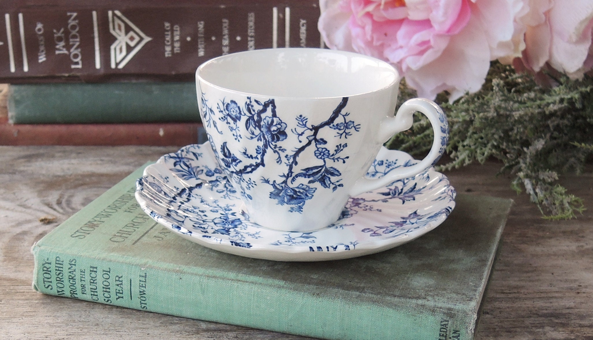 Johnson Brothers Old Bradbury Blue and White Floral Flat Johnson Brothers Old Bradbury Blue and White Floral Flat