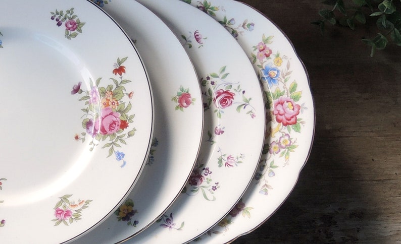 Mismatched Pink Floral Salad Plates Set of 4 English Cottage Style Bright Floral Plates Mix and Match China Bridesmaid Luncheon Bild 1