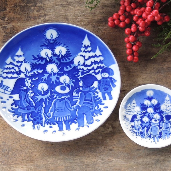 Royal Copenhagen Blue White Plate Set Children's Christmas Collection First in Series 1998 Dancing Around the Christmas Tree Boxed Gift Set