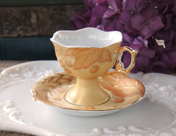 Vintage Gold Trimmed Tea Cups and Saucers with Scalloped Edges Vintage Gold Trimmed Tea Cups and Saucers with Scalloped Edges