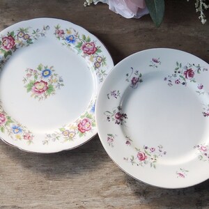 Mismatched Pink Floral Salad Plates Set of 4 English Cottage Style Bright Floral Plates Mix and Match China Bridesmaid Luncheon Bild 3