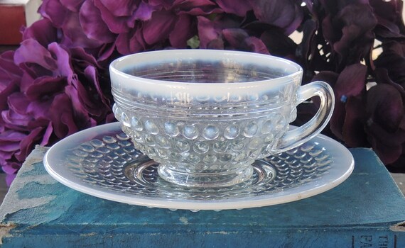 アンカーホッキング ムーンストーン オパールセント ホブネイルシャーベットカップ Anchor Hocking Moonstone Footed Cup and Saucer Set Opalescent