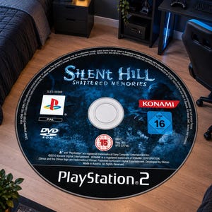 Può includere: Un tappeto circolare con una stampa ad alta risoluzione di un disco di gioco per PlayStation 2 di Silent Hill Shattered Memories. Il design include il titolo del gioco, il logo Konami, il marchio PlayStation e le icone di classificazione.