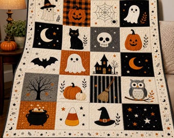 Könnte beinhalten: Eine gesteppte Tagesdecke mit einem Raster aus Halloween-Motiven. Die Quadrate zeigen Geister, Kürbisse, eine schwarze Katze, einen Totenkopf, ein Spinnennetz, eine Fledermaus, ein Spukhaus, eine Mondsichel, einen Baum, eine Eule, einen Kessel und einen Hexenhut.