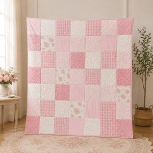 Patroon voor een bloemenquilt in de kleur Blush Garden Bed (PDF), patchworkquilt met 42 blokken, quiltpatroon voor beginners.