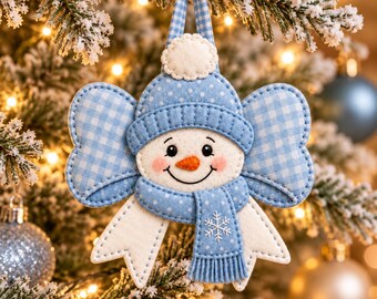 Könnte beinhalten: Ein Weihnachtsanhänger aus Filz in Form eines Schneemanns mit einer hellblau-weiß karierten Mütze und Schleife, einem passenden gepunkteten Schal mit weißer Schneeflockenstickerei und einer Aufhängeschlaufe aus blau-weißem Karostoff.