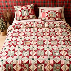 Op de afbeelding: Een bedsprei en twee bijpassende kussenslopen met een patchwork sterpatroon in rood, groen en crème. De stof toont diverse kerstthema-illustraties, waaronder sneeuwpoppen, rendieren en feestelijke motieven binnen de sterblokken.