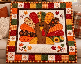 Könnte beinhalten: Ein quadratischer Quilt mit einem zentralen braunen Truthahn mit rotem Kehllappen und gelbem Schnabel, umgeben von einem Fächer aus bunten gemusterten Federn in Orange-, Rot-, Gelb- und Grüntönen. Der Rand besteht aus Patchwork-Quadraten und Herbstblättern.