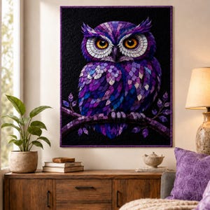 Peut inclure: Une tenture murale rectangulaire représentant un hibou au style mosaïque vibrant avec un plumage violet, bleu et blanc. Le hibou a de grands yeux orange vif et est perché sur une branche sur un fond noir uni avec une bordure violette.