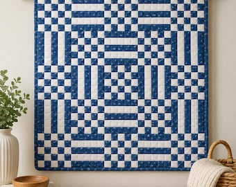 Könnte beinhalten: Ein quadratischer Wandbehang-Quilt mit einem geometrischen Schachbrettmuster in Marineblau und Weiß. Der Stoff zeigt einen dezenten Blumendruck innerhalb der blauen Quadrate. Der Quilt hängt an einer horizontal montierten Holzstange.